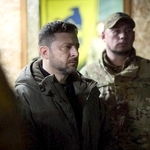 　ウクライナ・ドネツク州で、前線の軍を視察するゼレンスキー大統領（左）＝６日（大統領府提供・ロイター＝共同）