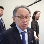 　記者団の質問に答える沖縄県の玉城デニー知事＝９日午前、沖縄県庁