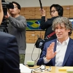 　長崎市役所で鈴木史朗市長（左）と面会する米シカゴ大のダニエル・ホルツ教授＝９日午前