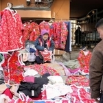 　朝市に並ぶ衣服＝２月、中国黒竜江省ハルビン市（共同）