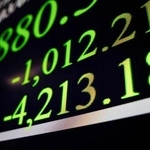 　日経平均株価の下げ幅が一時４２００円を超えたことを示すモニター＝９日午前、東京・東新橋