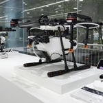 　中国メーカーのショールームに展示された農薬散布用ドローン＝２０１８年、中国・深☆（土ヘンに川）（共同）