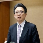 　長射程ミサイルの発射機などが陸自健軍駐屯地に搬入されたことを受け、取材に応じる熊本市の大西一史市長＝９日午後、熊本市役所