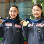 　関西空港でメダルを掲げるフィギュアスケート女子の島田麻央（右）と岡万佑子＝９日