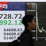 　急落した日経平均株価の終値を示すボード。前週末比２８９２円１２銭安の５万２７２８円７２銭で、下げ幅は史上３番目の大きさとなった＝９日午後、東京都中央区