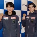 　羽田空港でメダルを掲げるフィギュアスケート男子の中田璃士（右）と西野太翔＝９日