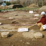 　永原御殿跡の発掘調査で見つかった、「玄関」で使用されたとみられる石２点（手前）＝９日午後、滋賀県野洲市