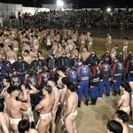 　負傷者の救護で騒然とする「西大寺会陽」の会場＝２月２１日午後１０時１１分、岡山市東区の西大寺観音院