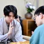 　将棋の第７５期王将戦７番勝負第５局で永瀬拓矢九段（右）を破り、対局を振り返る藤井聡太王将＝９日午後、栃木県大田原市