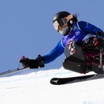 　ミラノ・コルティナ冬季パラリンピックのアルペンスキー女子スーパー大回転座位で滑走する村岡桃佳。今大会の日本勢第１号となる銀メダルを獲得した＝９日、イタリア・コルティナダンペッツォ（共同）