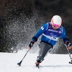 　男子スーパー大回転座位　滑走する鈴木猛史＝コルティナダンペッツォ（共同）