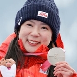 　ミラノ・コルティナ冬季パラリンピックのアルペンスキー女子スーパー大回転座位の表彰式で、銀メダルを手に笑顔を見せる村岡桃佳＝９日、イタリア・コルティナダンペッツォ（共同）