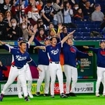 　５回、文保景の適時打に盛り上がる韓国の選手たち＝東京ドーム