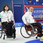 　ラトビアに敗れて１次リーグ敗退が決まった小川亜希（左）、中島洋治組＝コルティナダンペッツォ（共同）