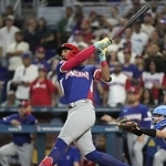 　イスラエル戦の２回、満塁本塁打を放つドミニカ共和国のタティス＝マイアミ（共同）