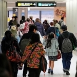 　中東情勢の悪化を受け、政府手配のチャーター機で成田空港に到着した人たち＝１０日午前６時４６分