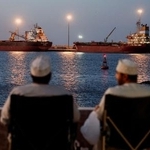 　９日、オマーン・マスカットで停泊する船舶（ロイター＝共同）