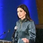 　国際女性デーの記念イベントで演説するアン・ハサウェイさん＝９日、米ニューヨークの国連本部（共同）