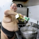 　ちゃんこ鍋の仕込みをする東浪＝２日、大阪市西淀川区の玉ノ井部屋宿舎