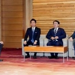 　閣議に臨む高市首相（右端）、平口法相（左端）ら＝１０日午前、首相官邸