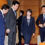 　閣議に臨む高市首相（右から２人目）。左端は平口法相＝１０日午前、首相官邸