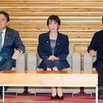 　閣議に臨む（左から）林総務相、高市首相、茂木外相＝１０日午前、首相官邸