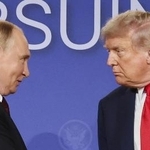 　顔を見合わせるロシアのプーチン大統領（左）とトランプ米大統領＝２０２５年８月、米アラスカ州アンカレジ（ロイター＝共同）