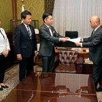 　衆院の築山信彦事務総長（右端）に赤字国債発行を可能にする独自の公債発行特例法案を共同提出する中道改革連合の伊佐進一氏（右から２人目）、国民民主党の田中健氏（同３人目）ら＝１０日午前、国会