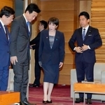 　閣議に臨む高市首相（中央）ら＝１０日午前、首相官邸