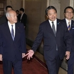 　（左から）自民党の鈴木、国民民主党の榛葉両幹事長＝昨年１０月、国会