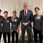 　オーストラリアのバーク内相（右から３人目）と女子サッカーのイラン代表選手ら（オーストラリア内務省提供・ＡＰ＝共同）