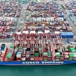 　中国山東省青島市の港に停泊するコンテナ船＝２０２５年１２月（新華社＝共同）