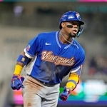 　ニカラグア戦の３回、ソロ本塁打を放ち塁を回るベネズエラのアクーニャ＝マイアミ（共同）