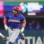 　イスラエル戦の２回、満塁本塁打を放ち塁を回るドミニカ共和国のタティス＝マイアミ（共同）