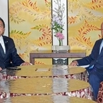 　会談に臨む自民党の鈴木幹事長（右）と国民民主党の榛葉幹事長＝１０日午後、国会