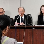 　記者会見する研究チームの松井豊筑波大名誉教授（中央）ら＝１０日午後、東京・霞が関の司法記者クラブ