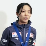 　現役最終戦として臨んだ世界選手権を終えオランダから帰国し、取材に応じるスピードスケート女子の高木美帆＝１０日、成田空港