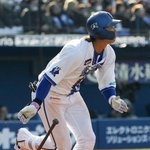 　７回、ＤｅＮＡ・梶原が三塁打を放つ＝横浜