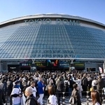 　ＷＢＣの日本-チェコ戦が行われる東京ドーム前に集まった大勢のファン＝１０日、東京都文京区