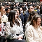 　日本経済大を卒業したマルタ・マルティンさん（手前中央）＝１０日午前、福岡県太宰府市