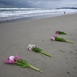 　福島県浪江町請戸地区の海岸に手向けられた花束＝１０日午前