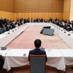 　首相官邸で開かれた日本成長戦略会議＝１０日夕