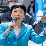 　街頭演説で、長射程ミサイルの陸自駐屯地への配備計画を批判する社民党の福島党首＝１０日午後、熊本市