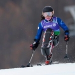 　女子スーパー複合座位　前半スーパー大回転　滑走する村岡桃佳＝コルティナダンペッツォ（共同）