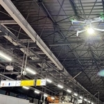 　ＪＲ新橋駅で行われたドローンの試験飛行＝１月（ＪＲ東日本提供）