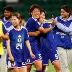 　ベトナムに快勝し笑顔で引き揚げる植木（９）、高橋（５）ら女子日本代表＝パース（ＡＰ＝共同）