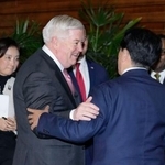 　高市首相と面会後、鉢合わせた赤沢経産相（右）と話すグラス駐日米大使＝１０日午後、首相官邸