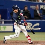 　３回、左越えに３ランを放つヤクルト・鈴木叶＝バンテリンドーム