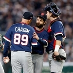 　ＷＢＣ日本戦に先発し、５回途中の降板の際にハジム監督（左）と言葉を交わすチェコのオンジェイ・サトリア投手（中央）＝１０日、東京ドーム