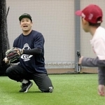　昨年１１月、仙台市での野球教室で小学生とキャッチボールする巨人の田中将大投手
